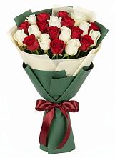 Букет Микс из красных и белых роз в Дрезне