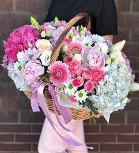 Композиция солнечный день в Дрезне Цветочная композиция из Розы, Хризантемы, Пионы и Лизиантусы в корзине в Дрезне