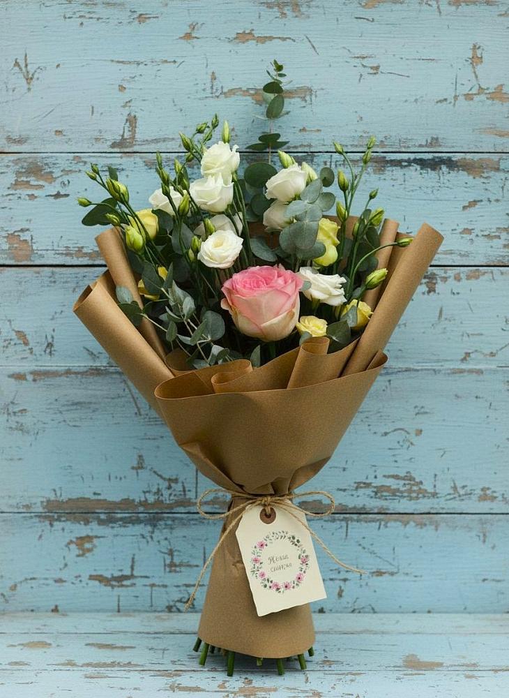 Букет цветов из: Розы и Лизиантусы в Дрезне