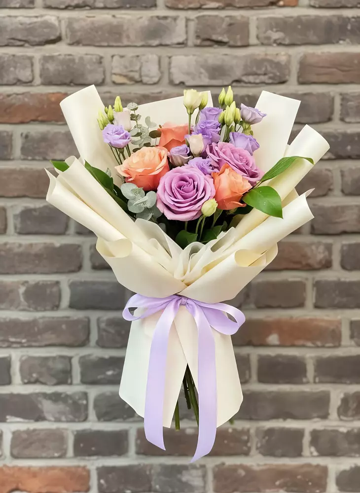 Букет цветов из: Лизиантусы и Розы в Дрезне