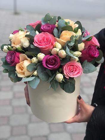 Цветочная композиция из Розы в шляпной коробке в Дрезне