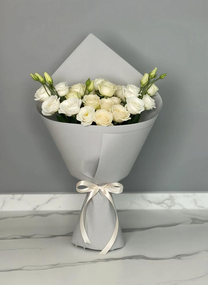 Букет цветов из: Розы и Лизиантусы в Дрезне