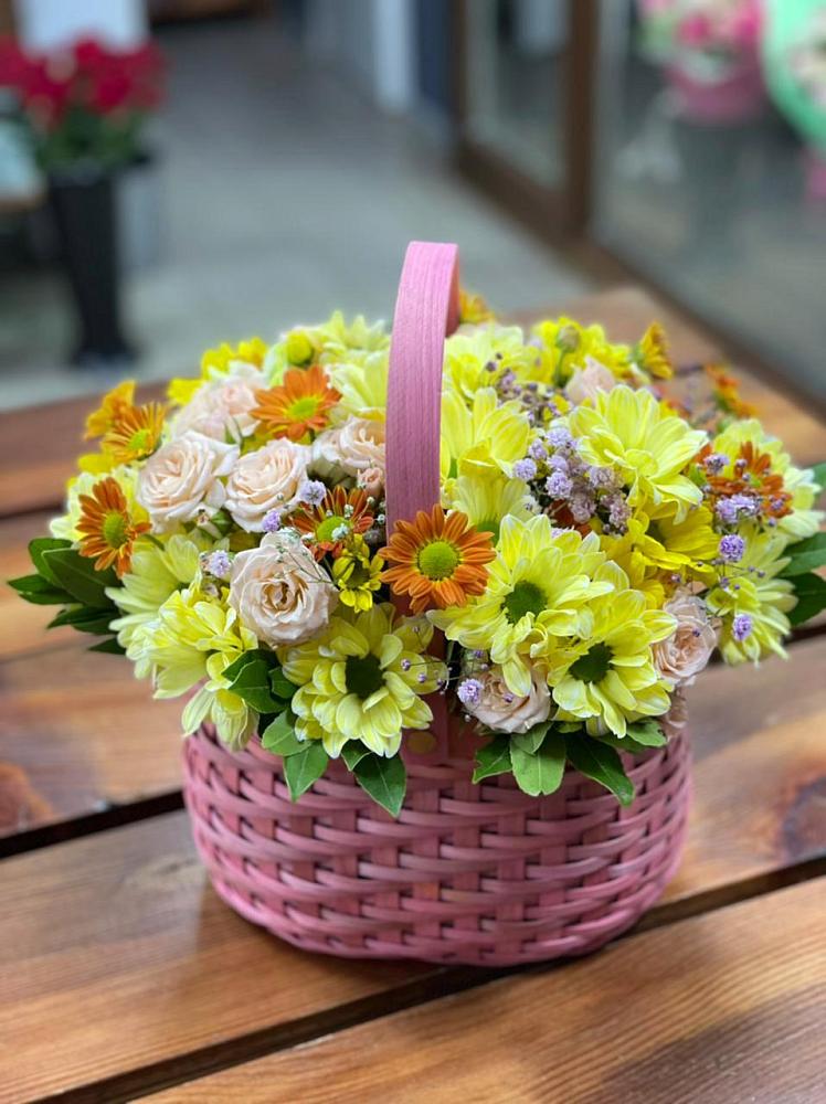 Цветочная композиция из Хризантемы и Розы в корзине в Дрезне