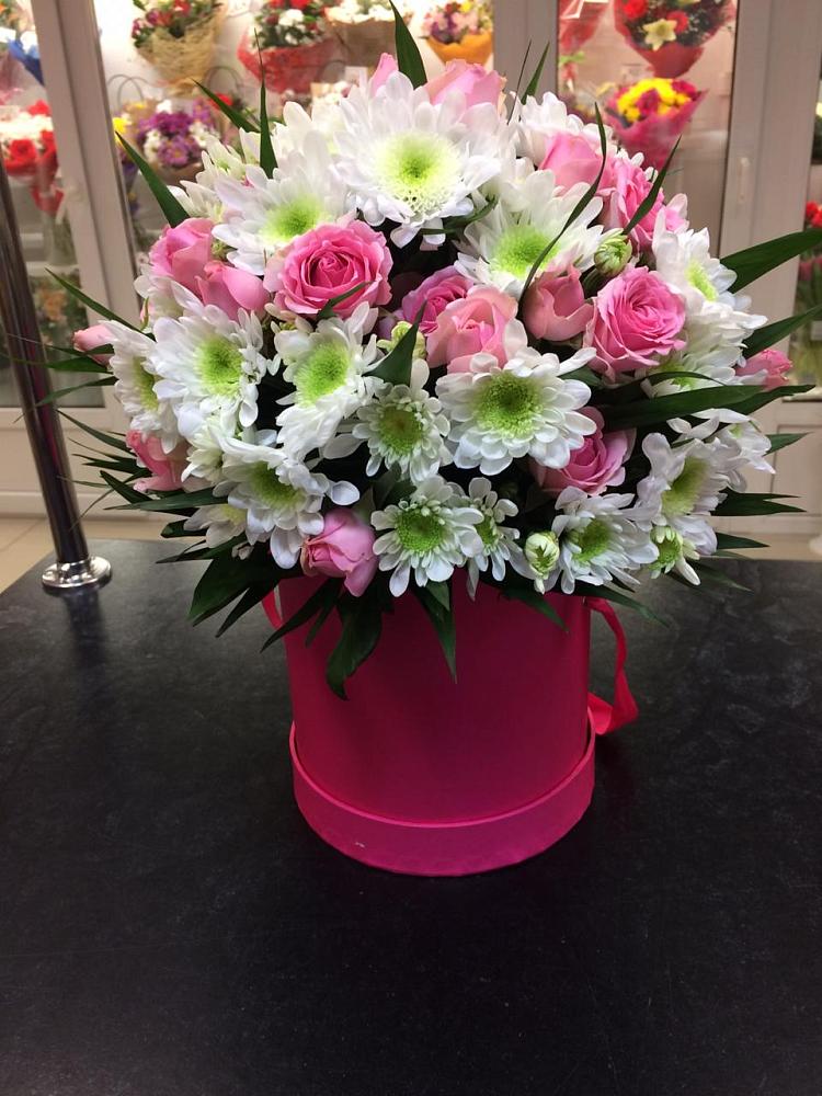 Цветочная композиция из Розы и Хризантемы в шляпной коробке в Дрезне