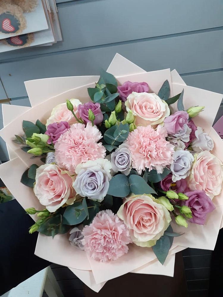 Букет цветов из: Розы, Гвоздики и Лизиантусы в Дрезне