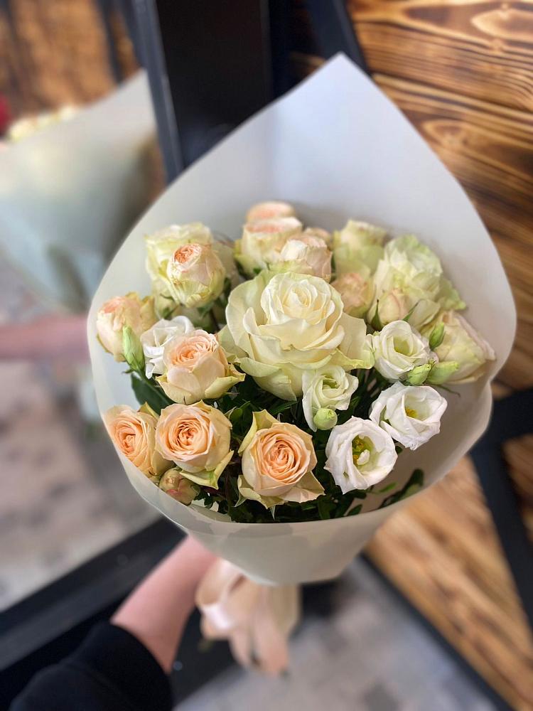 Букет цветов из: Розы и Лизиантусы в Дрезне